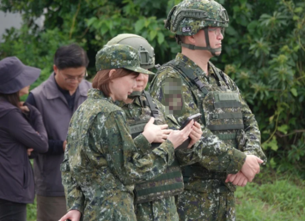 实盘配资网站排名 赖清德幕僚穿台军军服摆拍 遭批：不尊重台军